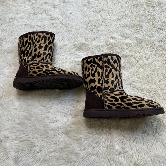UGG Brown/Beige Calf Hair Cheetah Print Sheepskin Short Boot Women's 5 - Picture 2 of 9